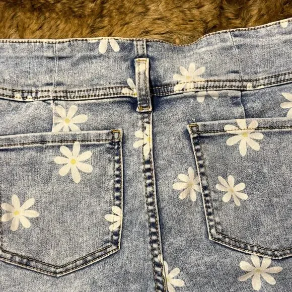 No Boundaries NOBO Daisy Print Denim Shorts • Juniors 9 • Double-Button Cuffed - Picture 5 of 10